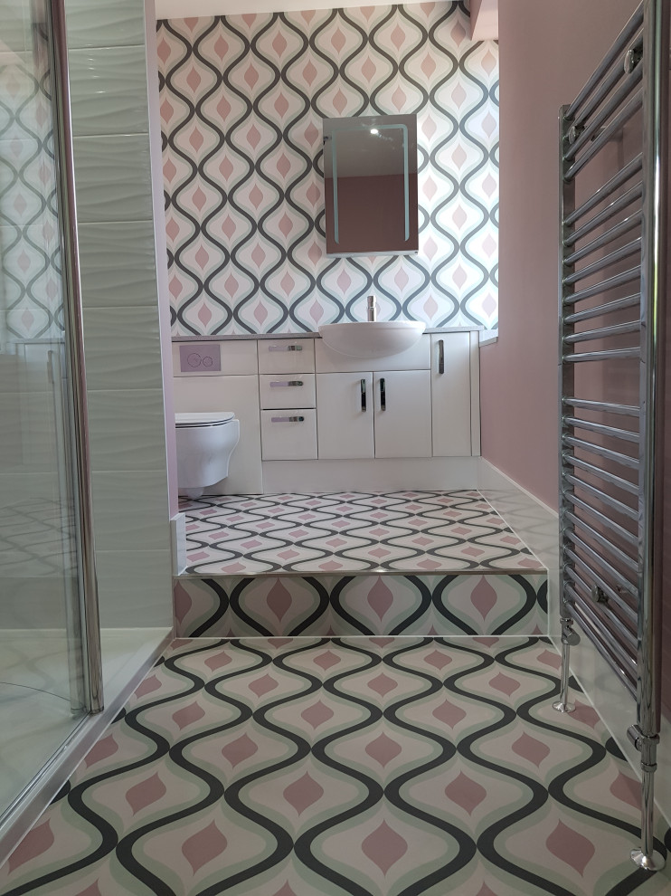 На фото: большая главная ванная комната в современном стиле с плоскими фасадами, белыми фасадами, открытым душем, инсталляцией, белой плиткой, керамической плиткой, розовыми стенами, полом из винила, столешницей из искусственного камня, разноцветным полом, открытым душем, серой столешницей, тумбой под одну раковину, встроенной тумбой и обоями на стенах с