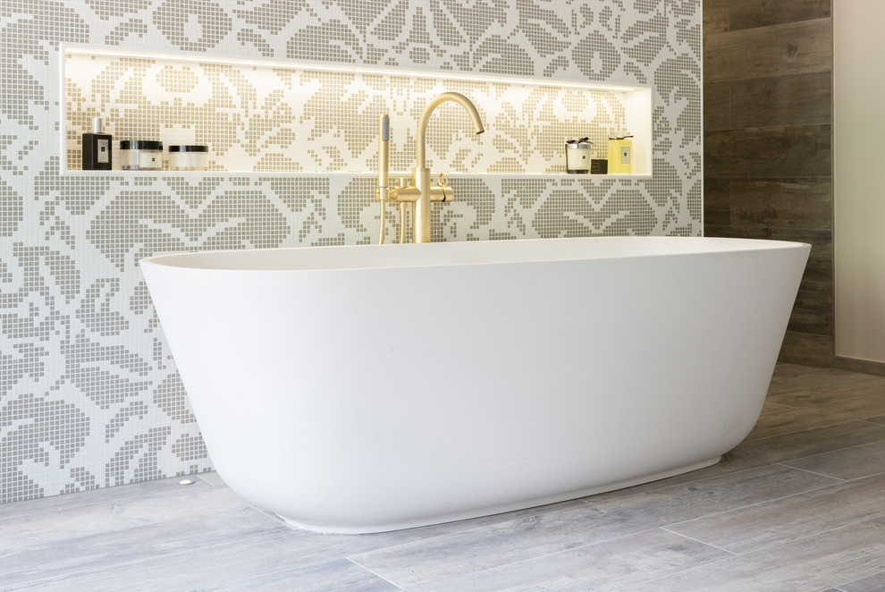 Ispirazione per una grande stanza da bagno padronale contemporanea con vasca freestanding, pavimento marrone e piastrelle di cemento