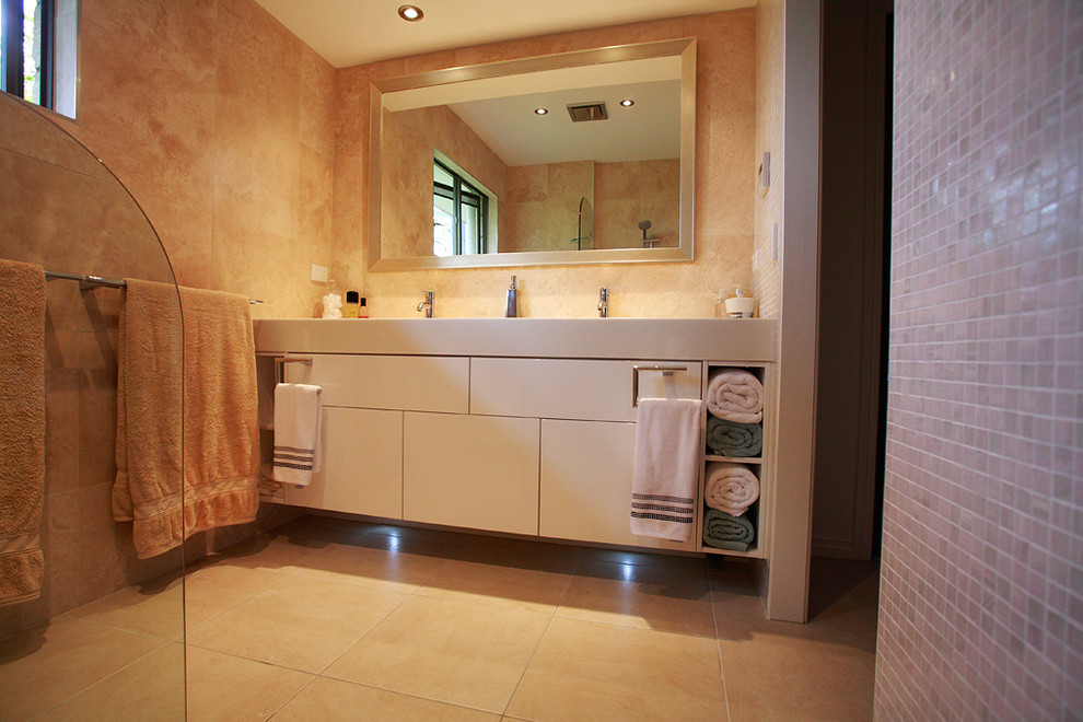 Пример оригинального дизайна: главная ванная комната среднего размера в современном стиле с открытым душем, плиткой мозаикой, бежевыми стенами, полом из травертина, бежевым полом и открытым душем