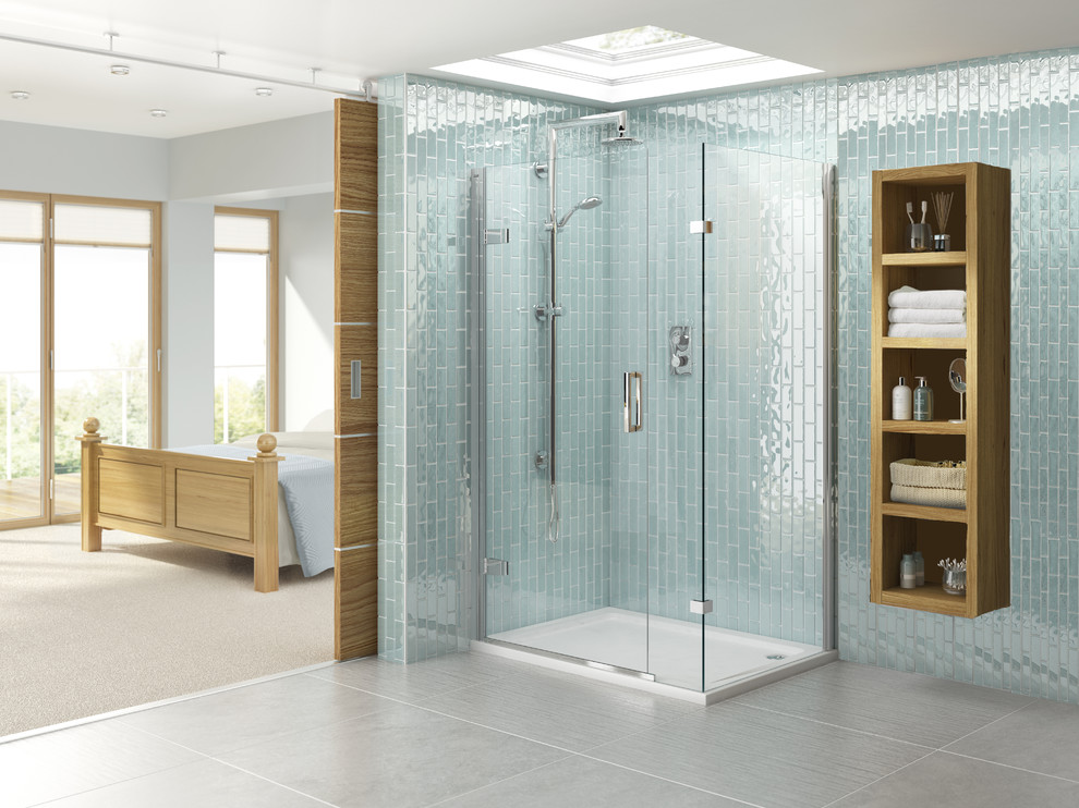 Cette image montre une salle de bain design en bois brun de taille moyenne avec une douche d'angle, un carrelage bleu, un carrelage en pâte de verre, un mur bleu et un sol en carrelage de céramique.