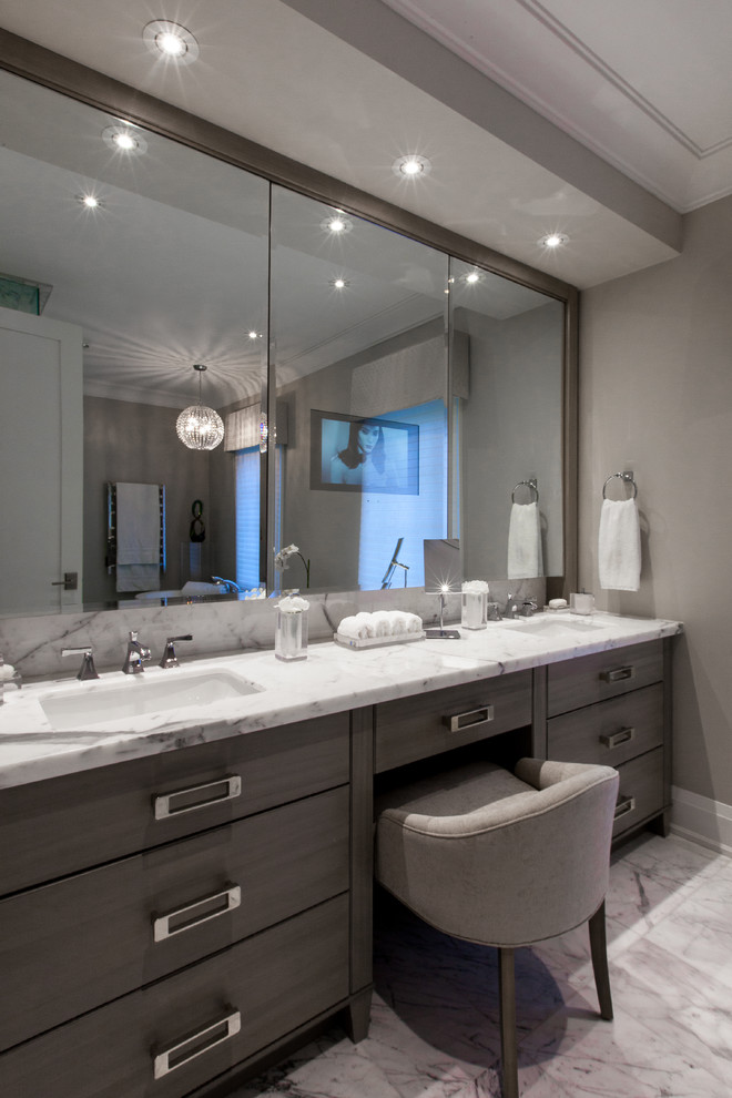 Idéer för ett mellanstort klassiskt en-suite badrum, med släta luckor, grå skåp, grå kakel, grå väggar, marmorgolv, marmorbänkskiva, ett undermonterad handfat, vitt golv och ett fristående badkar