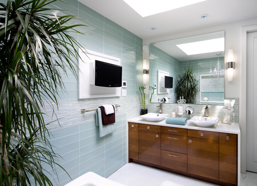 Bild på ett funkis badrum, med ett fristående handfat, blå kakel och glaskakel