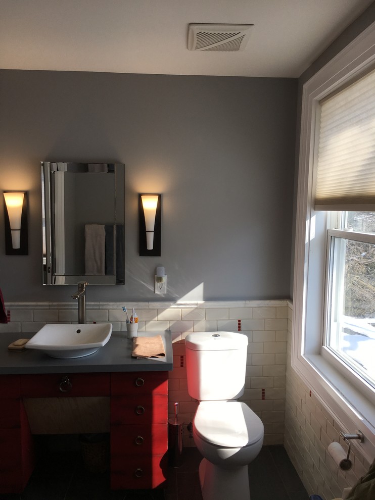 Idéer för ett mellanstort eklektiskt en-suite badrum, med möbel-liknande, röda skåp, en hörndusch, en toalettstol med separat cisternkåpa, grå kakel, tunnelbanekakel, grå väggar, klinkergolv i porslin, ett fristående handfat och bänkskiva i akrylsten