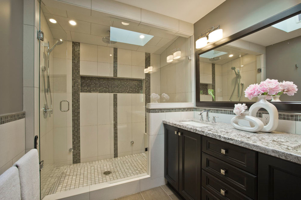 Esempio di una stanza da bagno tradizionale di medie dimensioni con lavabo sottopiano, doccia alcova, piastrelle multicolore, ante con riquadro incassato, ante in legno bruno e top in quarzo composito