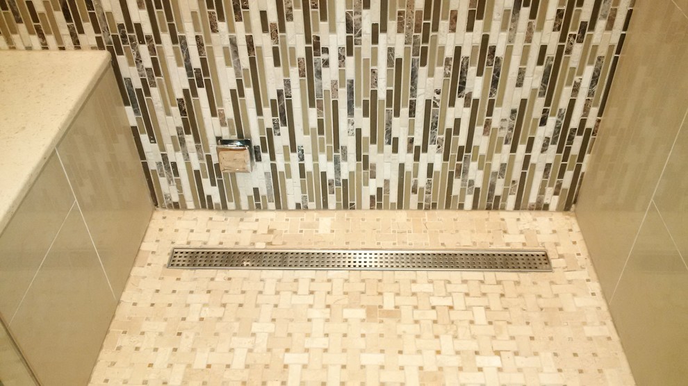 Mittelgroßes Klassisches Badezimmer En Suite mit Unterbauwaschbecken, verzierten Schränken, dunklen Holzschränken, Quarzwerkstein-Waschtisch, Duschnische, Toilette mit Aufsatzspülkasten, beigen Fliesen, Mosaikfliesen, weißer Wandfarbe und Porzellan-Bodenfliesen in Toronto
