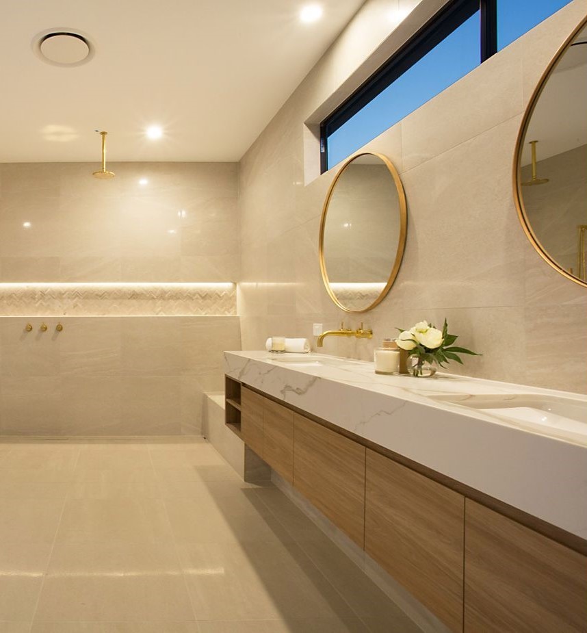 Идея дизайна: главная ванная комната в современном стиле с светлыми деревянными фасадами и столешницей из искусственного кварца