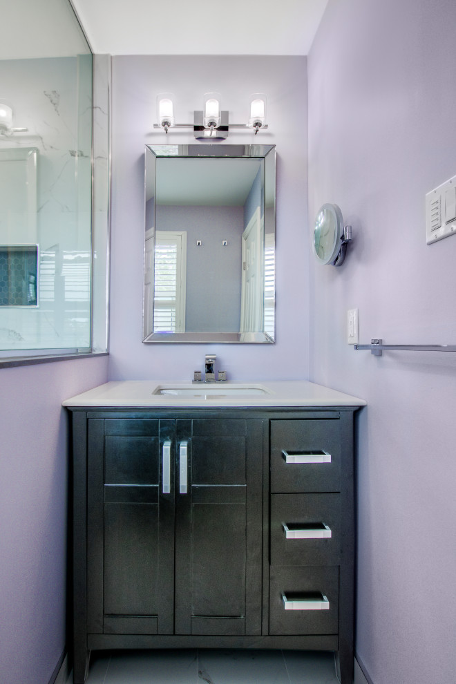 Идея дизайна: главная ванная комната среднего размера в современном стиле с синими фасадами, открытым душем, раздельным унитазом, желтой плиткой, керамогранитной плиткой, фиолетовыми стенами, полом из керамогранита, врезной раковиной, столешницей из искусственного кварца, душем с распашными дверями, белой столешницей, нишей, тумбой под одну раковину и напольной тумбой