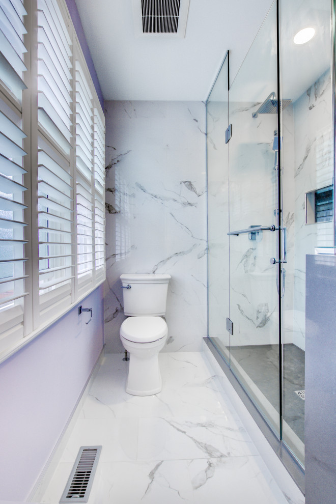 На фото: главная ванная комната среднего размера в современном стиле с синими фасадами, открытым душем, раздельным унитазом, желтой плиткой, керамогранитной плиткой, фиолетовыми стенами, полом из керамогранита, врезной раковиной, столешницей из искусственного кварца, желтым полом, душем с распашными дверями, белой столешницей, нишей, тумбой под одну раковину и напольной тумбой с