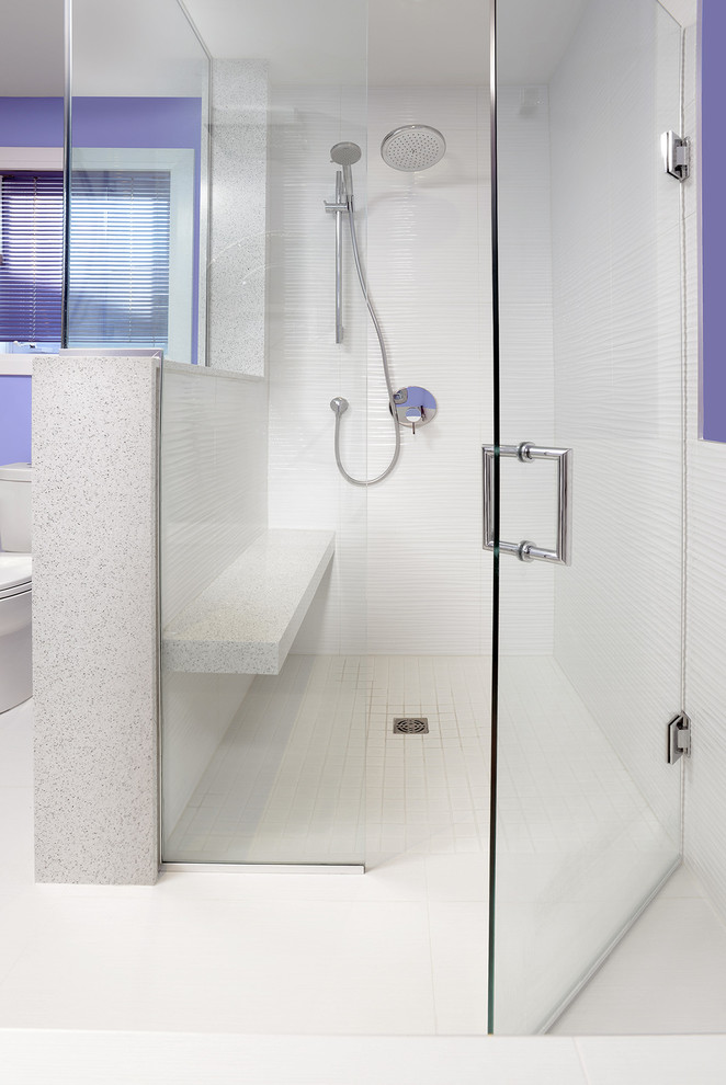 Стильный дизайн: главная ванная комната среднего размера в стиле модернизм с плоскими фасадами, белыми фасадами, столешницей из искусственного кварца, накладной ванной, белой плиткой, фиолетовыми стенами и полом из керамогранита - последний тренд