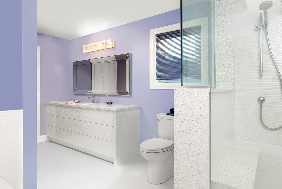 На фото: главная ванная комната среднего размера в стиле модернизм с плоскими фасадами, белыми фасадами, столешницей из искусственного кварца, накладной ванной, белой плиткой, фиолетовыми стенами и полом из керамогранита