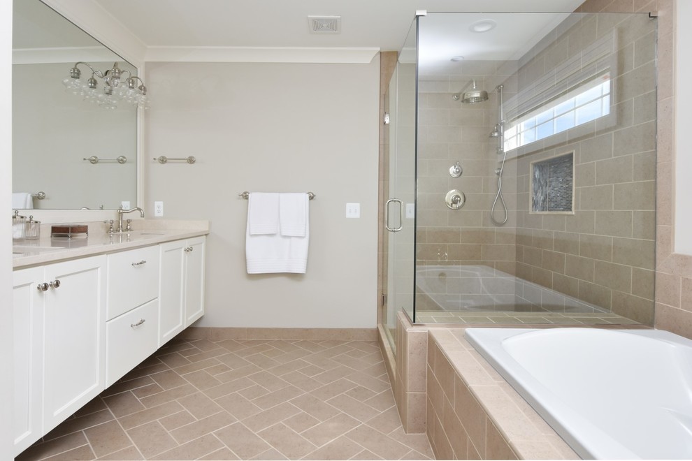 Idéer för ett stort modernt en-suite badrum, med vita skåp, en jacuzzi, en dusch i en alkov, beige kakel, klinkergolv i keramik och granitbänkskiva