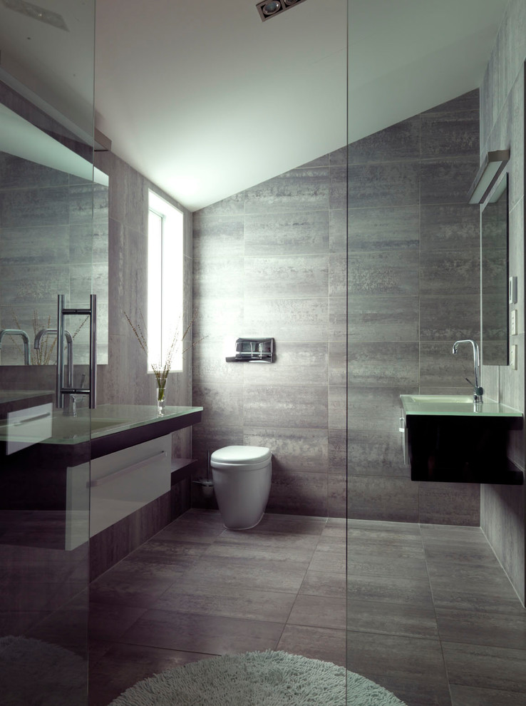 Стильный дизайн: большая главная ванная комната в современном стиле с накладной ванной, двойным душем, унитазом-моноблоком, серой плиткой, серыми стенами, полом из керамогранита, врезной раковиной, стеклянной столешницей, серым полом и открытым душем - последний тренд