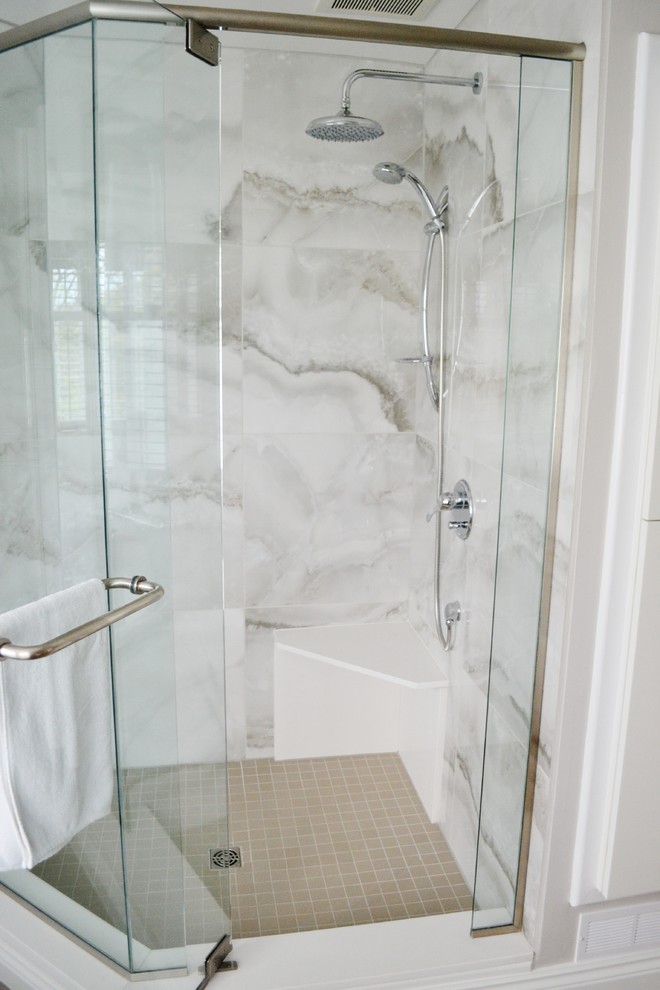 Diseño de cuarto de baño clásico con ducha esquinera, suelo con mosaicos de baldosas, suelo gris y ducha con puerta con bisagras