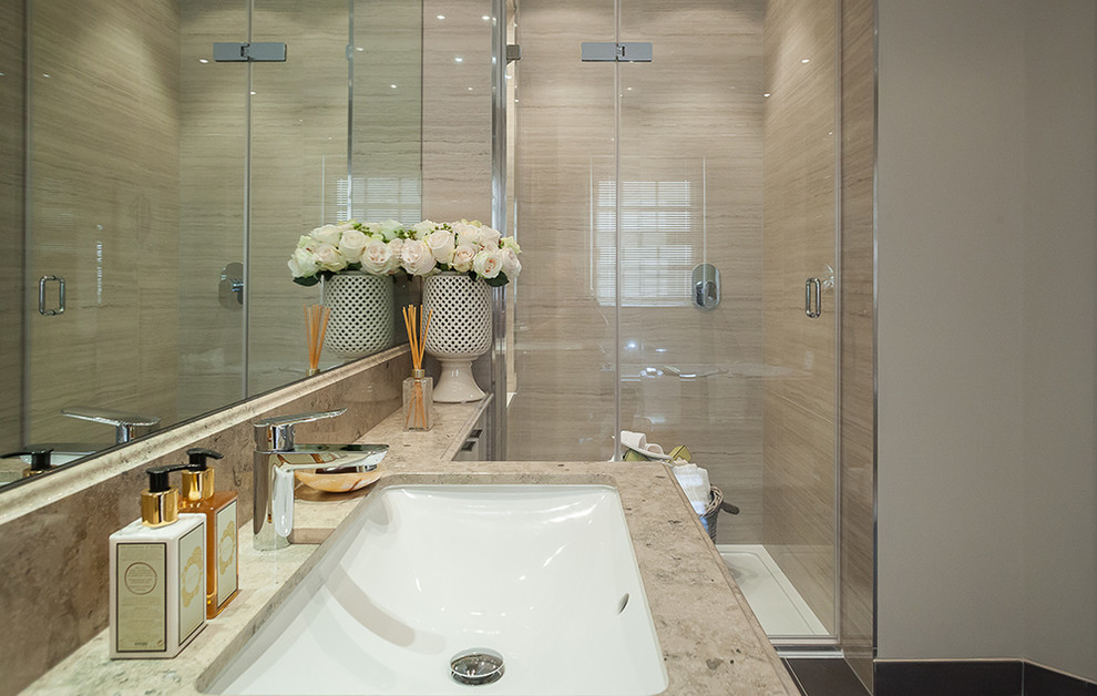 Идея дизайна: ванная комната в классическом стиле с керамогранитной плиткой