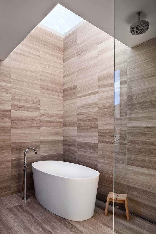 Идея дизайна: главная ванная комната среднего размера в современном стиле с отдельно стоящей ванной, открытым душем, полом из известняка, коричневой плиткой и открытым душем