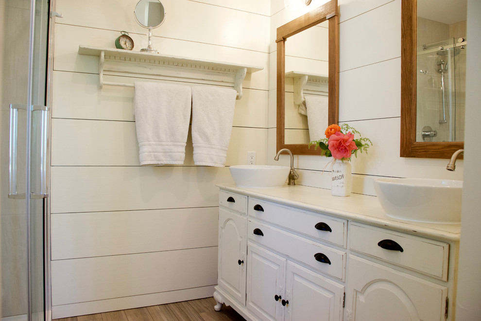 Idéer för ett mellanstort lantligt badrum med dusch, med en hörndusch, vita väggar, möbel-liknande, klinkergolv i porslin, ett fristående handfat, brunt golv, vita skåp och dusch med skjutdörr