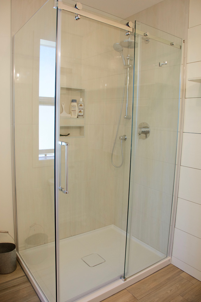 Inredning av ett lantligt mellanstort badrum med dusch, med en hörndusch, vita väggar, möbel-liknande, gula skåp, klinkergolv i porslin, ett fristående handfat, brunt golv och dusch med skjutdörr