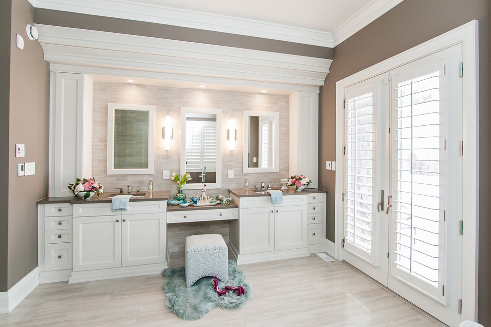 Свежая идея для дизайна: большая главная ванная комната в стиле неоклассика (современная классика) с фасадами с выступающей филенкой, белыми фасадами, бежевой плиткой, коричневыми стенами и полом из керамической плитки - отличное фото интерьера