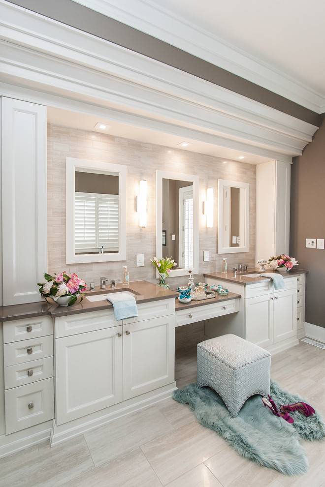 Свежая идея для дизайна: большая главная ванная комната в стиле неоклассика (современная классика) с фасадами с выступающей филенкой, белыми фасадами, бежевой плиткой, коричневыми стенами и полом из керамической плитки - отличное фото интерьера