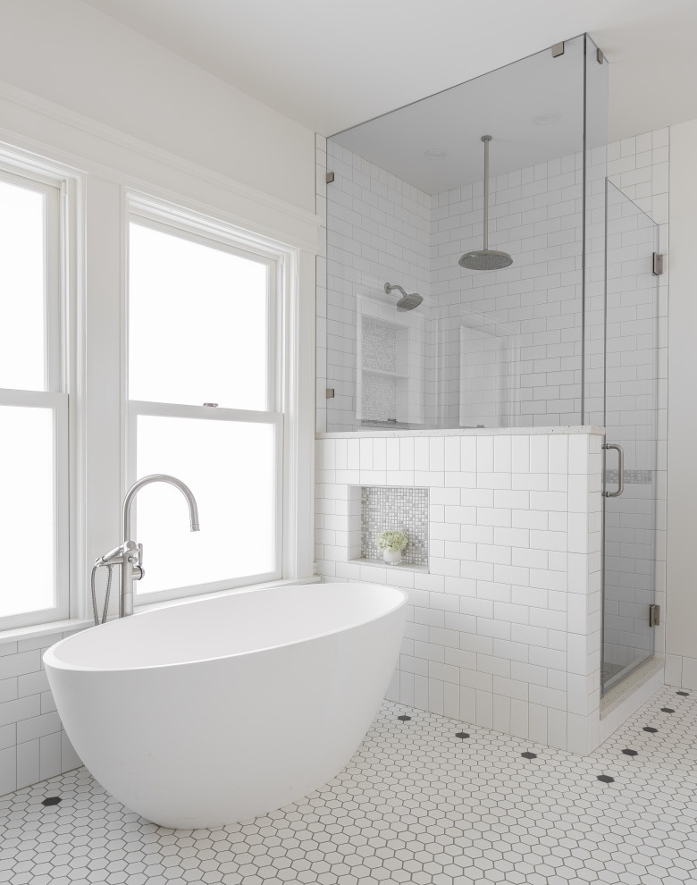 На фото: главная ванная комната среднего размера в стиле модернизм с отдельно стоящей ванной, угловым душем, белыми стенами, полом из керамогранита, белым полом, душем с распашными дверями и нишей