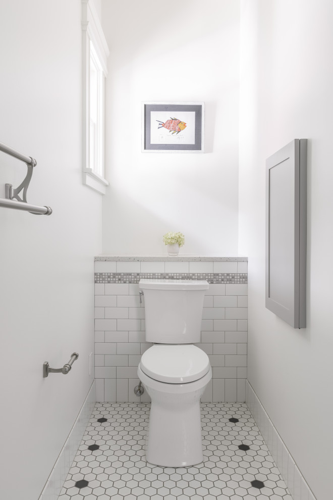 На фото: туалет среднего размера в стиле модернизм с плоскими фасадами, серыми фасадами, раздельным унитазом, белой плиткой, керамогранитной плиткой, белыми стенами, полом из керамогранита, врезной раковиной, столешницей из искусственного кварца, белым полом, белой столешницей и подвесной тумбой