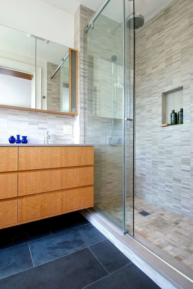 Modern inredning av ett mellanstort en-suite badrum, med släta luckor, skåp i mellenmörkt trä, en dusch i en alkov, flerfärgad kakel, stickkakel, beige väggar, ett undermonterad handfat, blått golv och dusch med skjutdörr