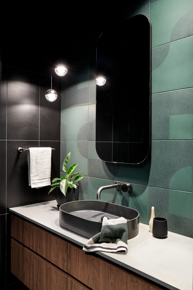 Bild på ett litet skandinaviskt grå grått badrum, med skåp i mörkt trä, ett platsbyggt badkar, en hörndusch, grön kakel, porslinskakel, svarta väggar, klinkergolv i porslin, ett fristående handfat, bänkskiva i kvarts, grönt golv och med dusch som är öppen