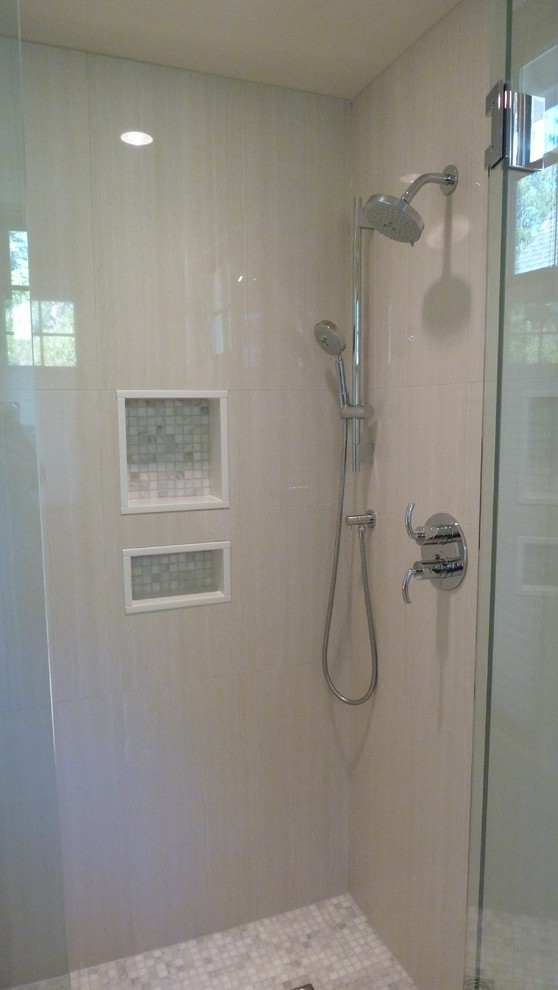 Foto på ett mellanstort amerikanskt badrum, med skåp i shakerstil, vita skåp, ett badkar i en alkov och en kantlös dusch
