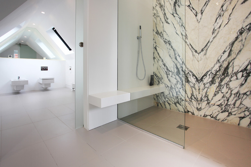 Aménagement d'une salle de bain principale contemporaine de taille moyenne avec une douche ouverte, WC suspendus, des carreaux de céramique, un mur blanc et un sol en carrelage de céramique.