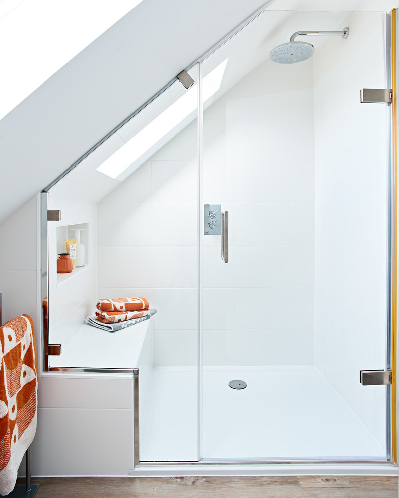 Idées déco pour une petite salle de bain principale contemporaine avec une douche à l'italienne, un carrelage blanc, des carreaux de céramique, un mur blanc, un sol en vinyl, un sol marron et une cabine de douche à porte battante.