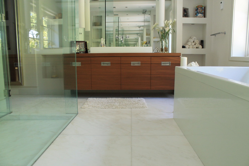 Großes Klassisches Badezimmer En Suite mit Marmor-Waschbecken/Waschtisch, weißen Fliesen, Steinfliesen, weißer Wandfarbe und Marmorboden in Vancouver