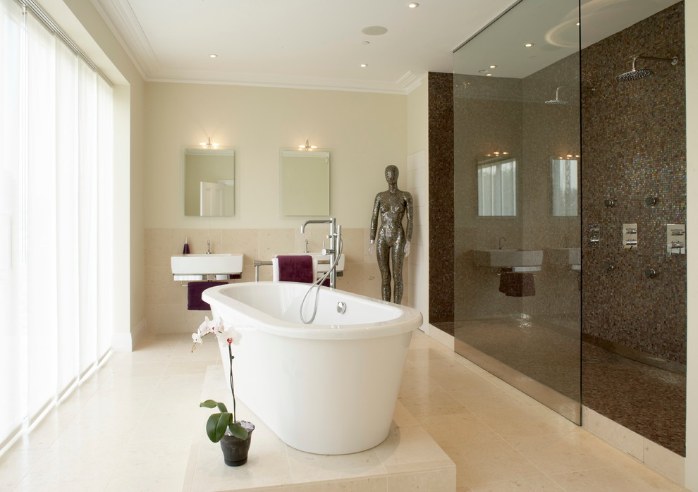 Idee per una stanza da bagno padronale design con lavabo sospeso, vasca freestanding, doccia doppia, piastrelle marroni, piastrelle a mosaico e pareti beige