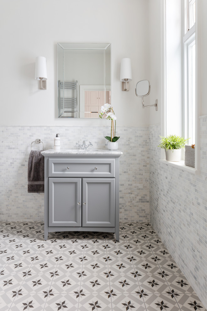 Klassisches Badezimmer mit Keramikboden und offener Dusche in London