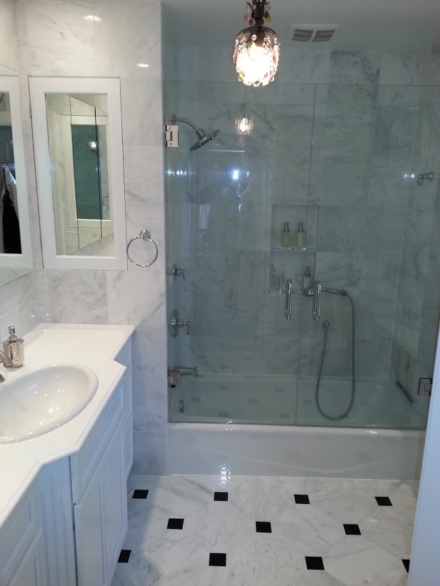 Example of a classic bathroom design in Indianapolis