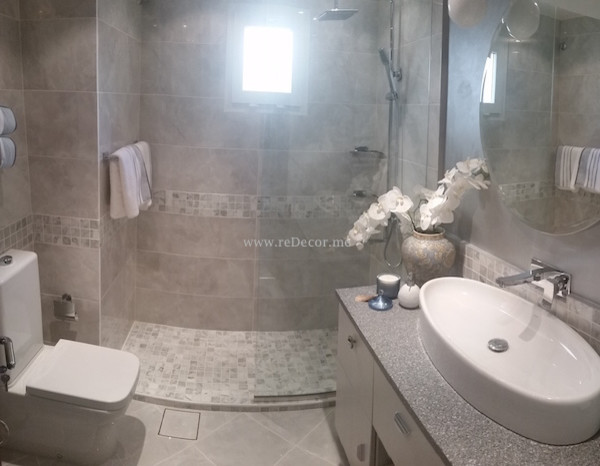 Inspiration pour une salle de bain de taille moyenne avec un plan vasque, un placard à porte plane, un plan de toilette en marbre, une douche à l'italienne, WC à poser, des carreaux de céramique et un sol en carrelage de céramique.