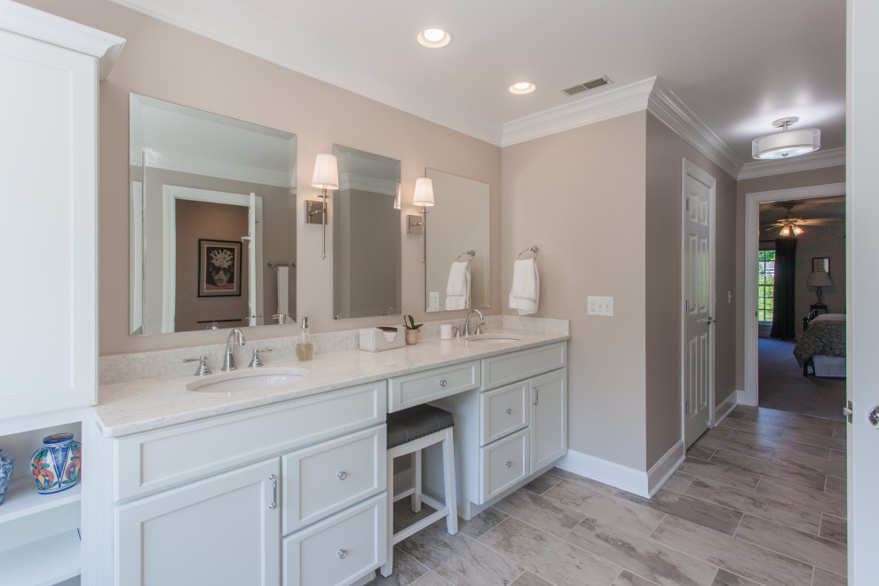 Idéer för stora vintage flerfärgat en-suite badrum, med skåp i shakerstil, vita skåp, ett fristående badkar, beige väggar, klinkergolv i keramik, ett undermonterad handfat, granitbänkskiva och brunt golv