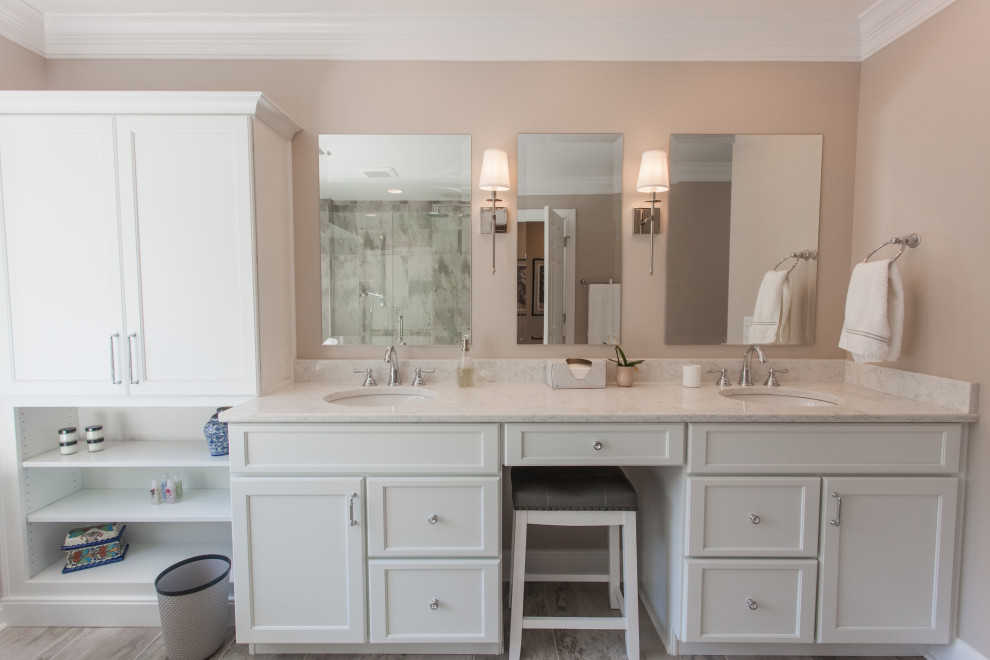 Idéer för ett stort klassiskt flerfärgad en-suite badrum, med skåp i shakerstil, vita skåp, ett fristående badkar, beige väggar, ett undermonterad handfat, granitbänkskiva, brunt golv och flerfärgad kakel