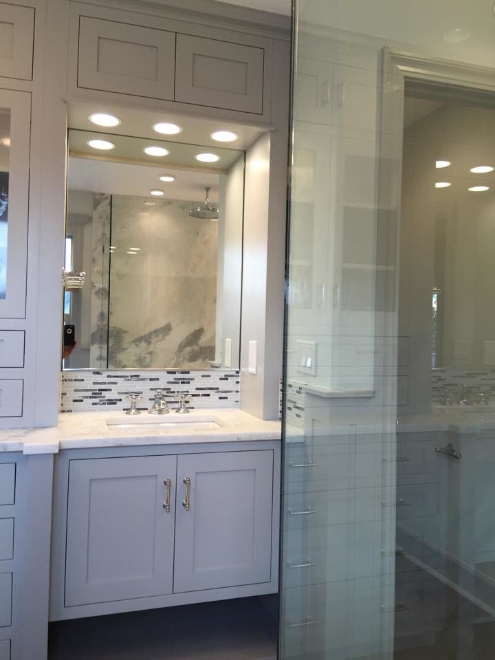 Exempel på ett mellanstort klassiskt en-suite badrum, med ett undermonterad handfat, luckor med infälld panel, grå skåp, marmorbänkskiva, ett fristående badkar, en hörndusch, en toalettstol med hel cisternkåpa, grå kakel, glasskiva, grå väggar och klinkergolv i porslin