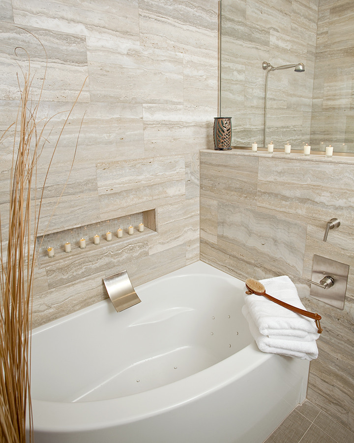 На фото: большая главная ванная комната в стиле модернизм с угловой ванной, угловым душем, бежевой плиткой, керамической плиткой, бежевыми стенами, полом из керамогранита, бежевым полом и открытым душем