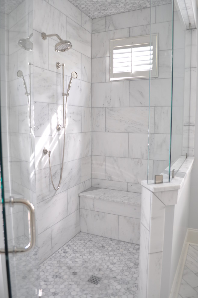 На фото: большая ванная комната в классическом стиле с врезной раковиной, фасадами с выступающей филенкой, белыми фасадами, мраморной столешницей, отдельно стоящей ванной, белой плиткой, серыми стенами, мраморным полом и раздельным унитазом с