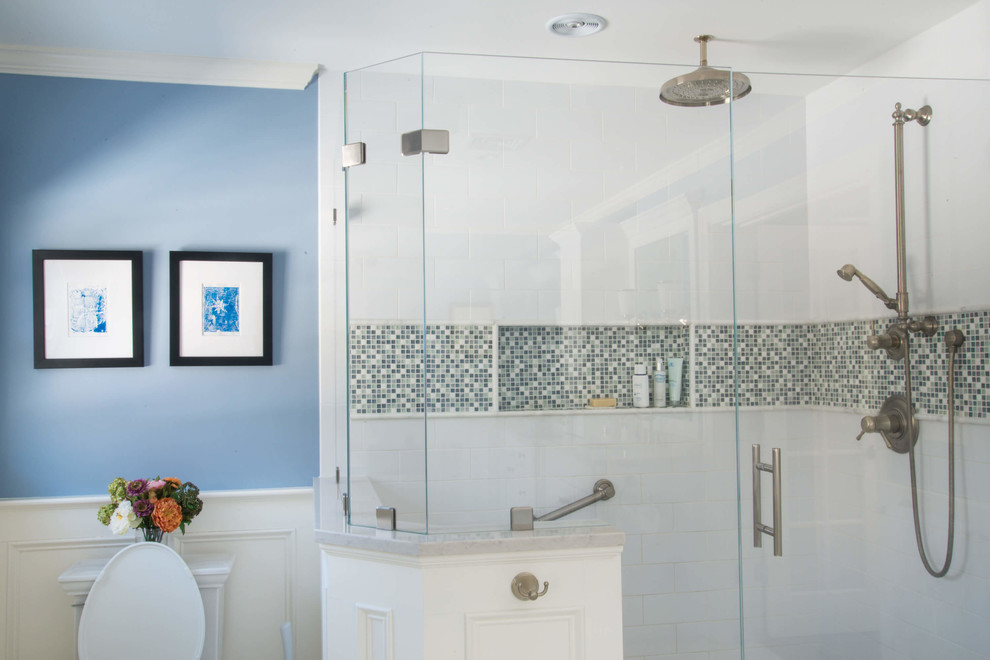 Источник вдохновения для домашнего уюта: большая главная ванная комната в классическом стиле с фасадами с выступающей филенкой, белыми фасадами, отдельно стоящей ванной, угловым душем, унитазом-моноблоком, синей плиткой, синими стенами, полом из керамогранита, врезной раковиной, столешницей из искусственного кварца, белым полом и душем с распашными дверями