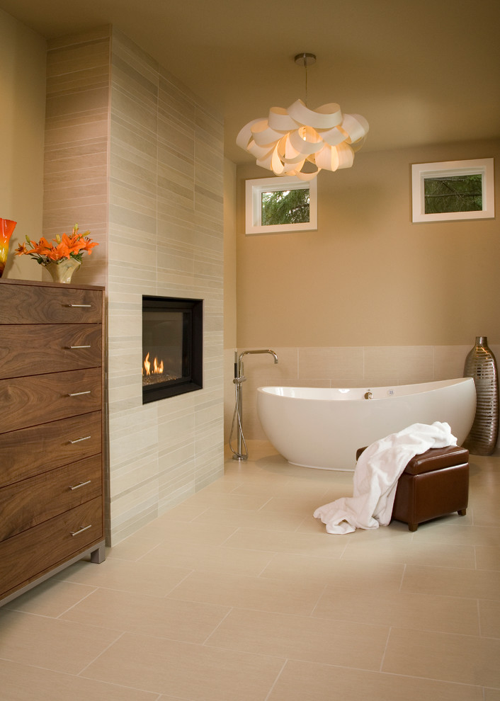Modernes Badezimmer mit freistehender Badewanne in Seattle