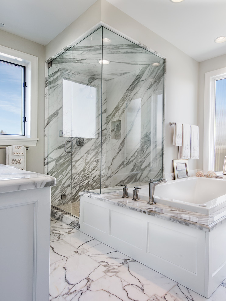 Idéer för att renovera ett mellanstort vintage en-suite badrum, med ett undermonterad handfat, släta luckor, vita skåp, marmorbänkskiva, ett platsbyggt badkar, vit kakel, stenkakel och marmorgolv