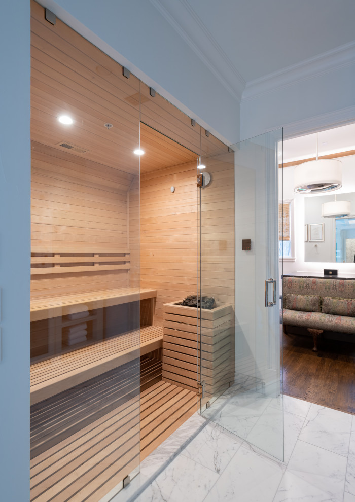 ダラスにあるラグジュアリーな広いトランジショナルスタイルのおしゃれなサウナ (アルコーブ型シャワー、白いタイル、白い壁、大理石の床、白い床、開き戸のシャワー) の写真