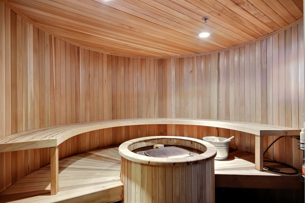 Inspiration för ett mycket stort vintage en-suite badrum, med beige väggar och mellanmörkt trägolv