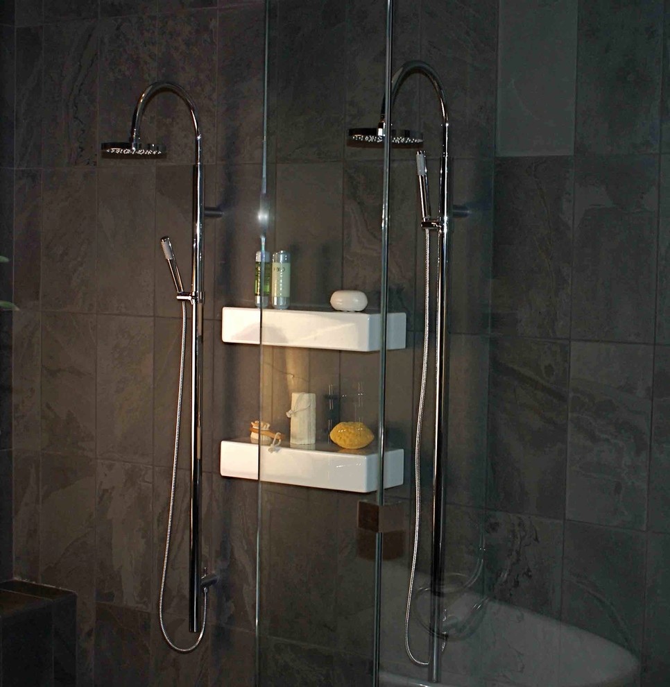 Foto de cuarto de baño principal contemporáneo grande con ducha abierta, baldosas y/o azulejos negros, baldosas y/o azulejos de piedra y suelo de pizarra