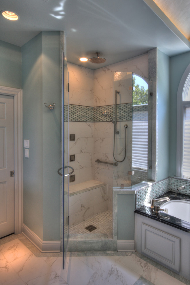 Foto på ett stort funkis en-suite badrum, med luckor med upphöjd panel, vita skåp, granitbänkskiva, ett undermonterat badkar, vit kakel, stenkakel, blå väggar, klinkergolv i porslin och en hörndusch