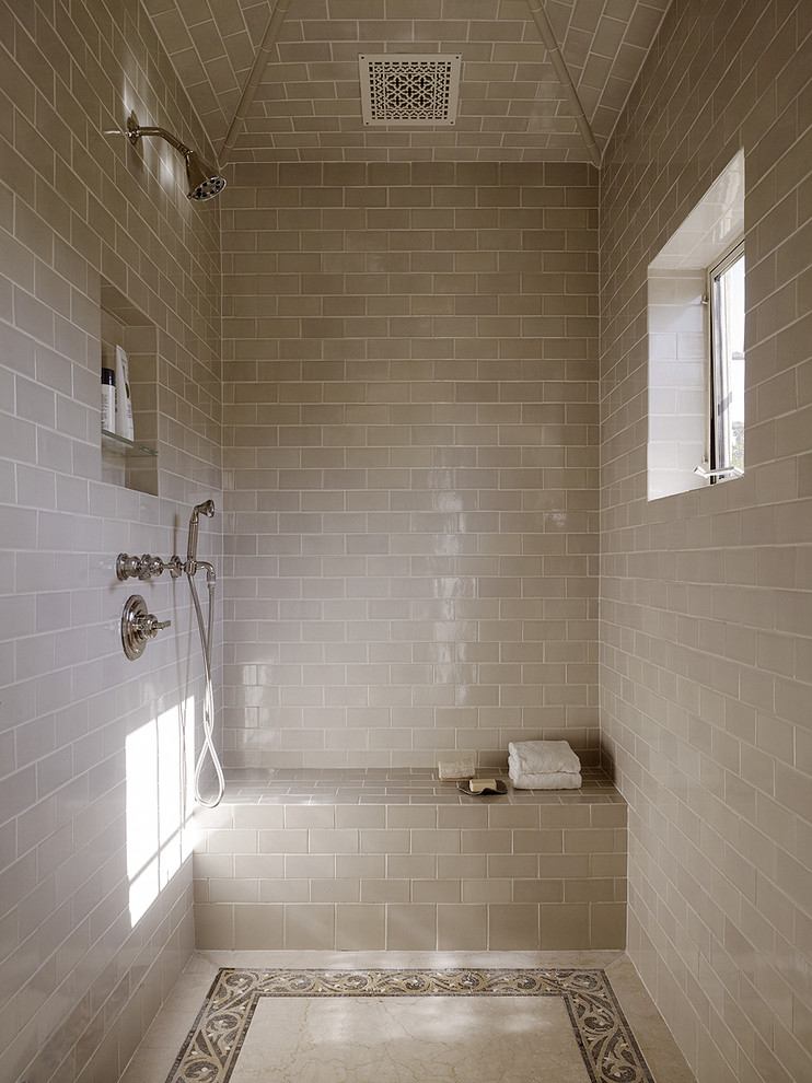 На фото: ванная комната в средиземноморском стиле с бежевой плиткой, плиткой кабанчик и окном