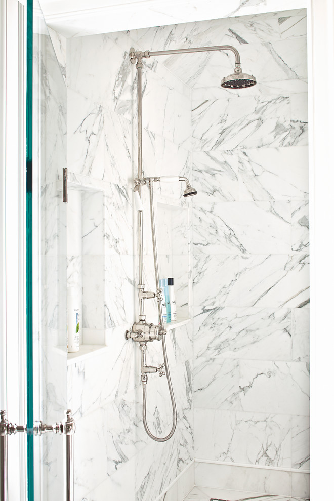 Esempio di una stanza da bagno padronale chic con top in marmo, vasca freestanding, pareti beige e pavimento in marmo