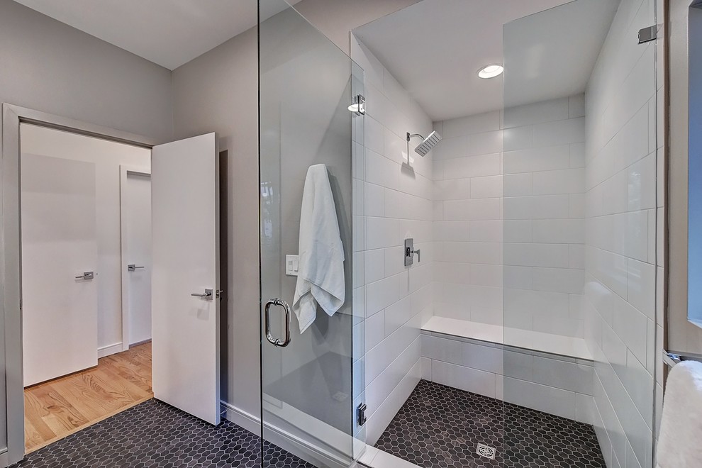 Imagen de cuarto de baño principal retro grande con ducha empotrada